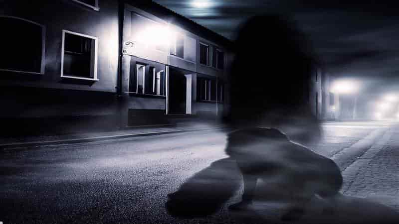 El fantasma de una mujer en la calle